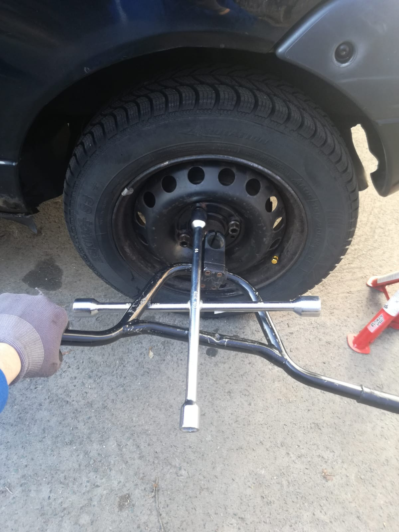 Ya gotta do what ya gotta do when you don’t have a breaker bar or a pipe wide enough...
